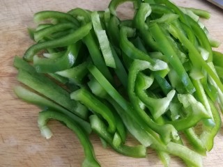 4、青椒炒杏鲍菇,青椒去籽，切条。