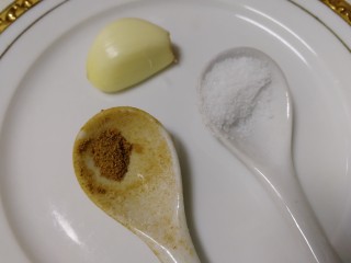 6、青椒炒杏鲍菇,蒜瓣切片。