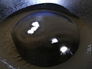 7、青椒炒杏鲍菇,热锅凉油，放入蒜片，文火炒出蒜香味。