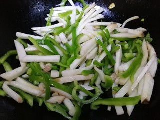 9、青椒炒杏鲍菇,急火翻炒均匀，杏鲍菇会把油吸干。