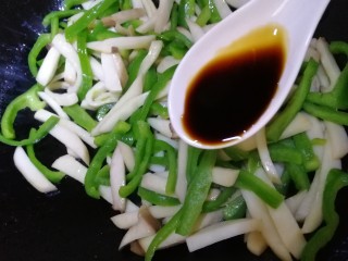 10、青椒炒杏鲍菇,继续急火翻炒，不要加水，大约炒1分钟，杏鲍菇会慢慢变软，香味飘出，加一汤匙生抽提鲜，急火炒匀。