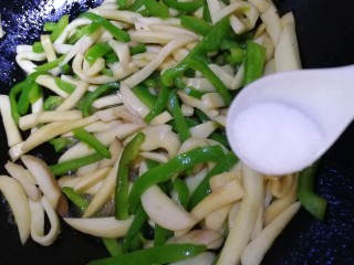 11、青椒炒杏鲍菇,加半小勺盐入味，急火炒匀。