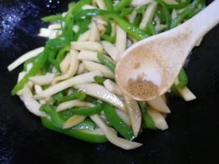 12、青椒炒杏鲍菇,少来点五香粉增香，急火翻炒。