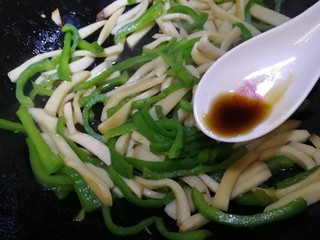 13、青椒炒杏鲍菇,最后加少许醋提鲜，炒匀就好了。