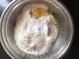 2、炸油饼,称好所有食材，除了油，其他材料都在称在一个盆里