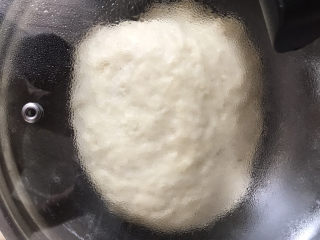 5、炸油饼,一小时后，面团已经发酵至两倍大