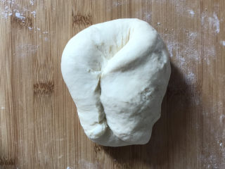 6、炸油饼,取出来揉面排气