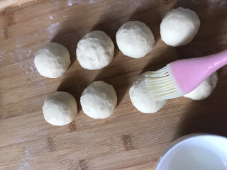 9、炸油饼,表面刷上一层油，静置10分钟