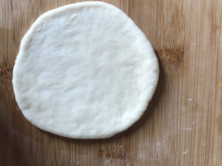 10、炸油饼,然后取一个擀成薄片