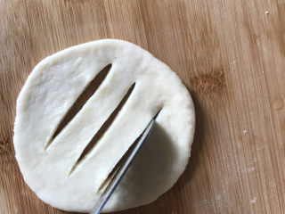 11、炸油饼,用锋利的刀划上三个口子