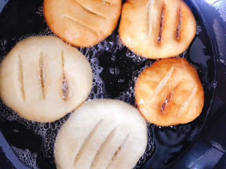 13、炸油饼,全程中小火炸至两面金黄色，炸好及时捞出控油