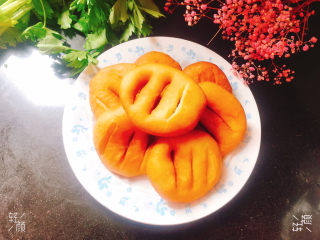 14、炸油饼,捞出控油，稍微凉一点就可以吃了，不烫嘴就好