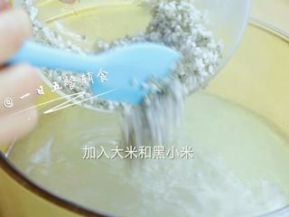 4、排骨油麦菜粥 宝宝辅食，补铁又开胃, 水开后加入大米和黑小米。