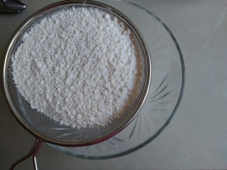 1、蔓越莓饼干,面粉过筛。