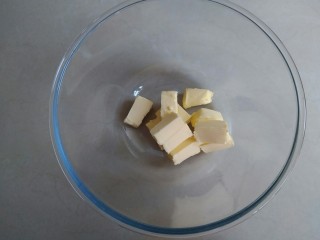 2、蔓越莓饼干,黄油切小块，在室温下软化。