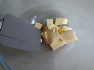 3、蔓越莓饼干,软化到用刮刀轻轻一按能凹下去。