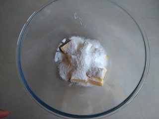 4、蔓越莓饼干,糖粉倒入黄油里。