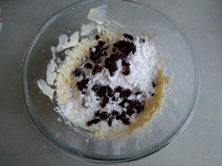 8、蔓越莓饼干,再倒入蔓越莓干。