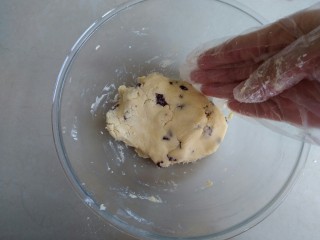 10、蔓越莓饼干,弄成面团即可，不要过度揉，会影响口感。