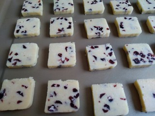 12、蔓越莓饼干,冷冻好的饼干切成小块，放在不粘烤盘上。