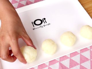 2、土豆蛋黄酥,将土豆泥分成30g/份，并揉圆