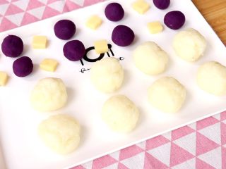 3、土豆蛋黄酥,同样将紫薯泥分成10g/份，并揉圆；奶酪分成2g/份