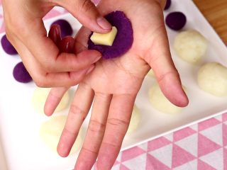 4、土豆蛋黄酥,2g奶酪包裹在10g的紫薯泥中