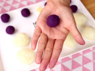 5、土豆蛋黄酥,捏圆