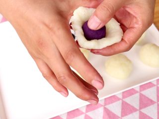 7、土豆蛋黄酥,用手的虎口协助捏圆