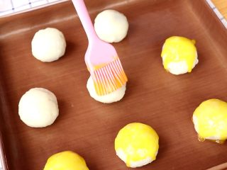 8、土豆蛋黄酥,刷上蛋黄液