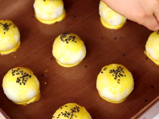 9、土豆蛋黄酥,撒上黑芝麻