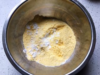 1、玫瑰花玉米面小蛋糕,将低筋粉和玉米面倒入干净的盆内