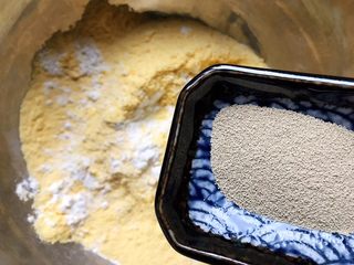 2、玫瑰花玉米面小蛋糕,加入酵母