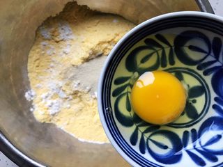 3、玫瑰花玉米面小蛋糕,加入鸡蛋