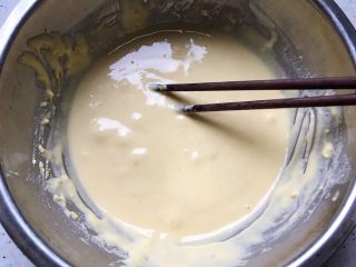 5、玫瑰花玉米面小蛋糕,搅拌成糊状