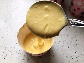 7、玫瑰花玉米面小蛋糕,用勺子将醒发好的面糊装入纸杯