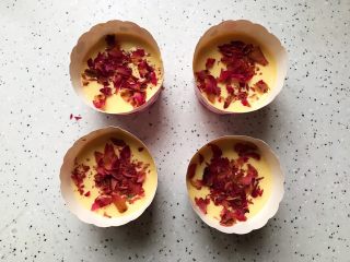 9、玫瑰花玉米面小蛋糕,在表面撒上玫瑰花