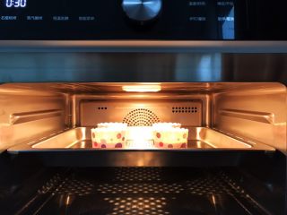 10、玫瑰花玉米面小蛋糕,放入蒸盘，再放入美的蒸烤一体机，中层，水盒放满水