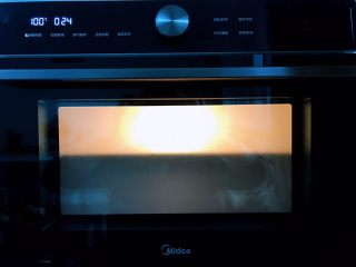 12、玫瑰花玉米面小蛋糕,蒸烤箱开始运作，时间到之后不要马上取出，再焖5分钟