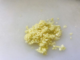4、苦瓜炒虾仁,大蒜用压蒜器压成蒜末；