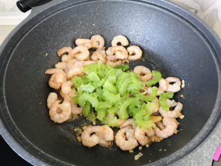 13、苦瓜炒虾仁,放入焯好的苦瓜；