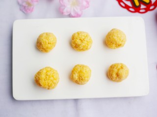 7、松软香甜的米粉小软饼,分成大小均等的小剂子搓成圆球。