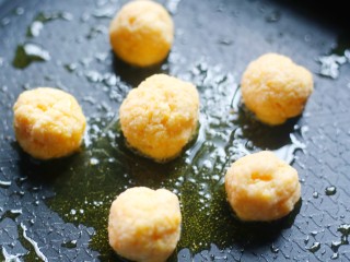 8、松软香甜的米粉小软饼,平底锅刷一层油,放入米粉球小火慢煎。