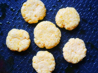 9、松软香甜的米粉小软饼,用锅铲背压成扁圆。