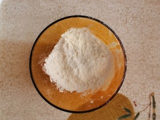 3、脆皮日本豆腐,玉米淀粉备好