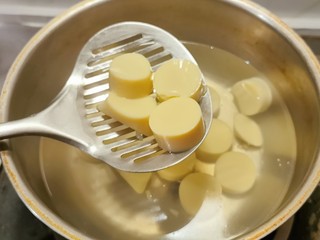 8、脆皮日本豆腐,日本豆腐放入开水中煮1分钟 捞出 晾凉