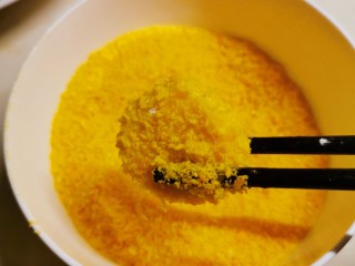 11、脆皮日本豆腐,放入面包糠里滚一圈 包裹上面包糠