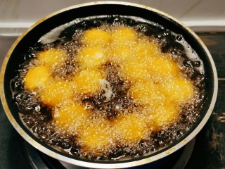 13、脆皮日本豆腐,炸锅放入食用油 油温大约6成热时放入包裹了面包糠的日本豆腐炸制