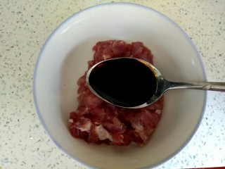 5、酱香肉沫四季豆,往肉沫中加入一勺生抽