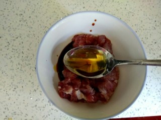 6、酱香肉沫四季豆,加入一勺料酒